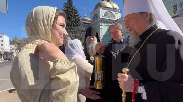 Благодатный огонь в каждый дом! Христос Воскресе! Благодатный огонь в каждый дом! Христос Воскресе!.